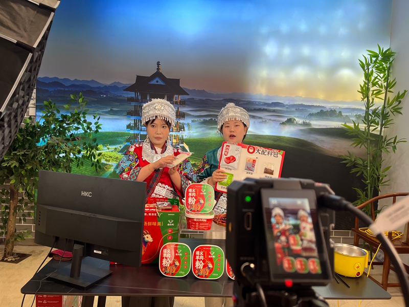 手机化身新型农具，土货变成真金白银！贵州湄潭：“村播”带货助力乡村振兴