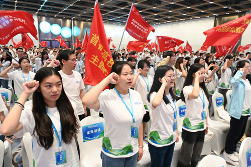 图为启动仪式上，全体大学生发出“请党放心 强农有我”的铮铮誓言。