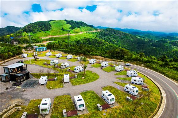 房车露营基地建设正酣。通讯员  龚长浩 摄