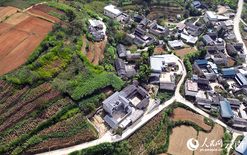 航拍黄家寨村。人民网记者 程浩摄