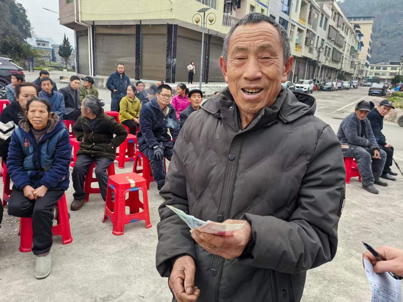 松桃苗族自治县普觉社区村民土地流转和土地入股分红”薪酬笑得很甜。