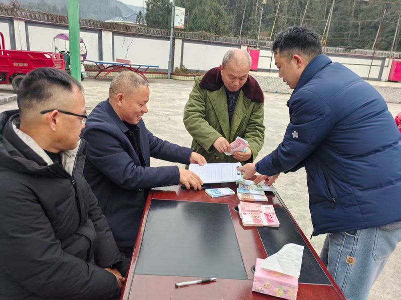 松桃苗族自治县普觉社区土地流转和土地入股分红”薪酬发放现场。