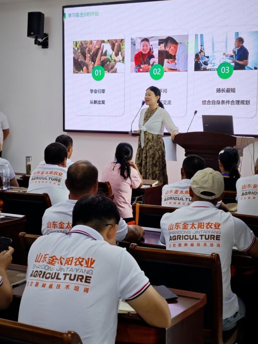 周晴晴：深耕菌菇产业 织密网络助农路
